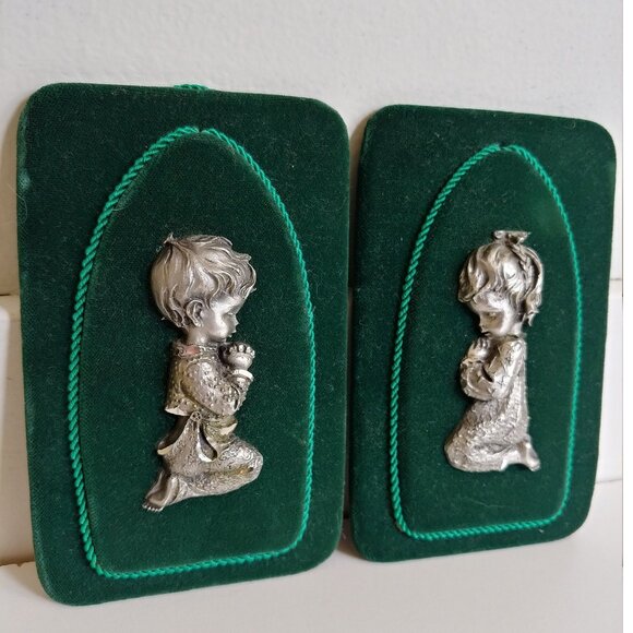 1960s praying children, Italian pewter on emerald green velvet - Picture 1 of 10